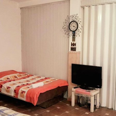 Bed and Breakfast Adem'S Cozy Terrace Retreat Skopie Exterior foto
